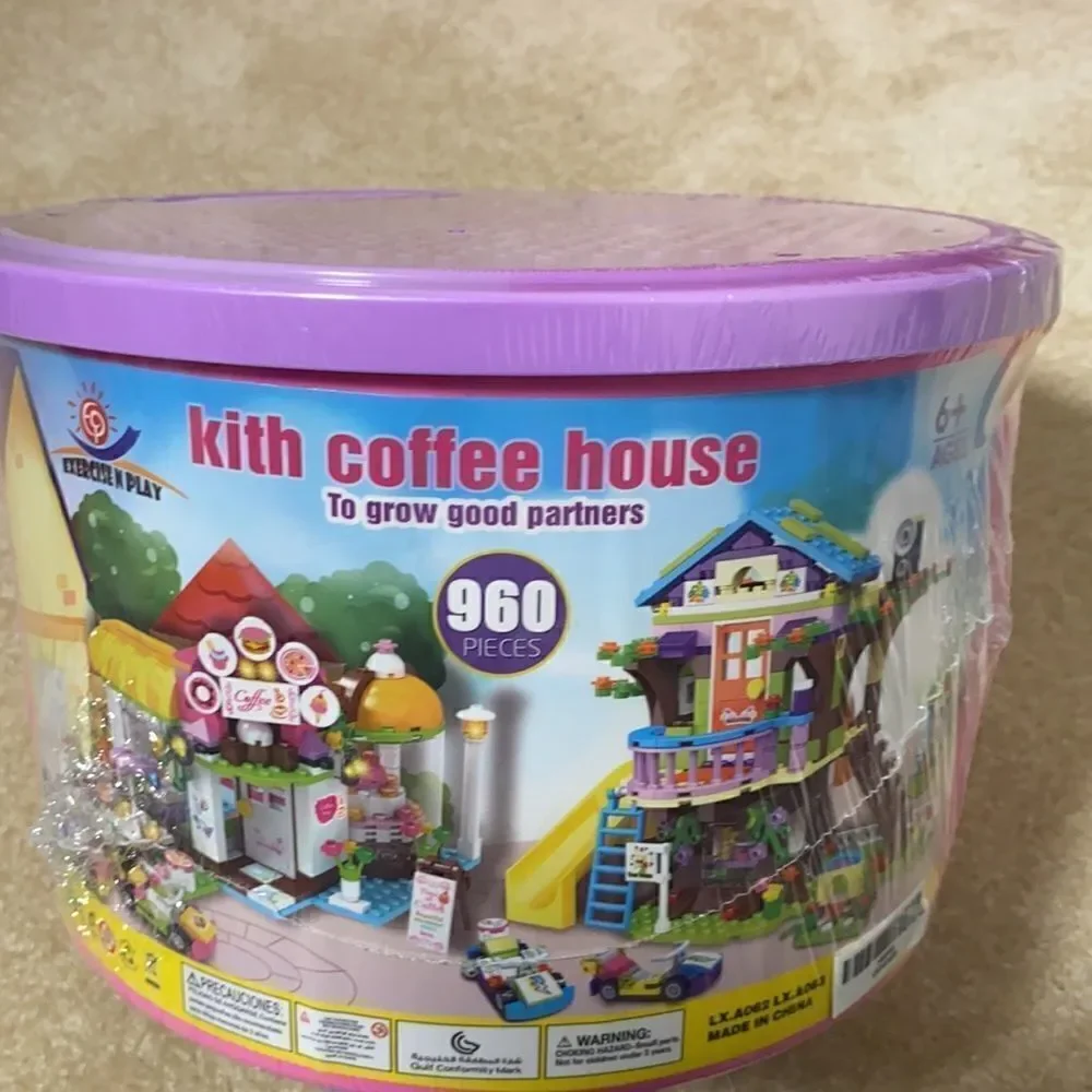 Kith Coffee House & Tree House Building Blocks 960 Pcs in Storage Container NEW